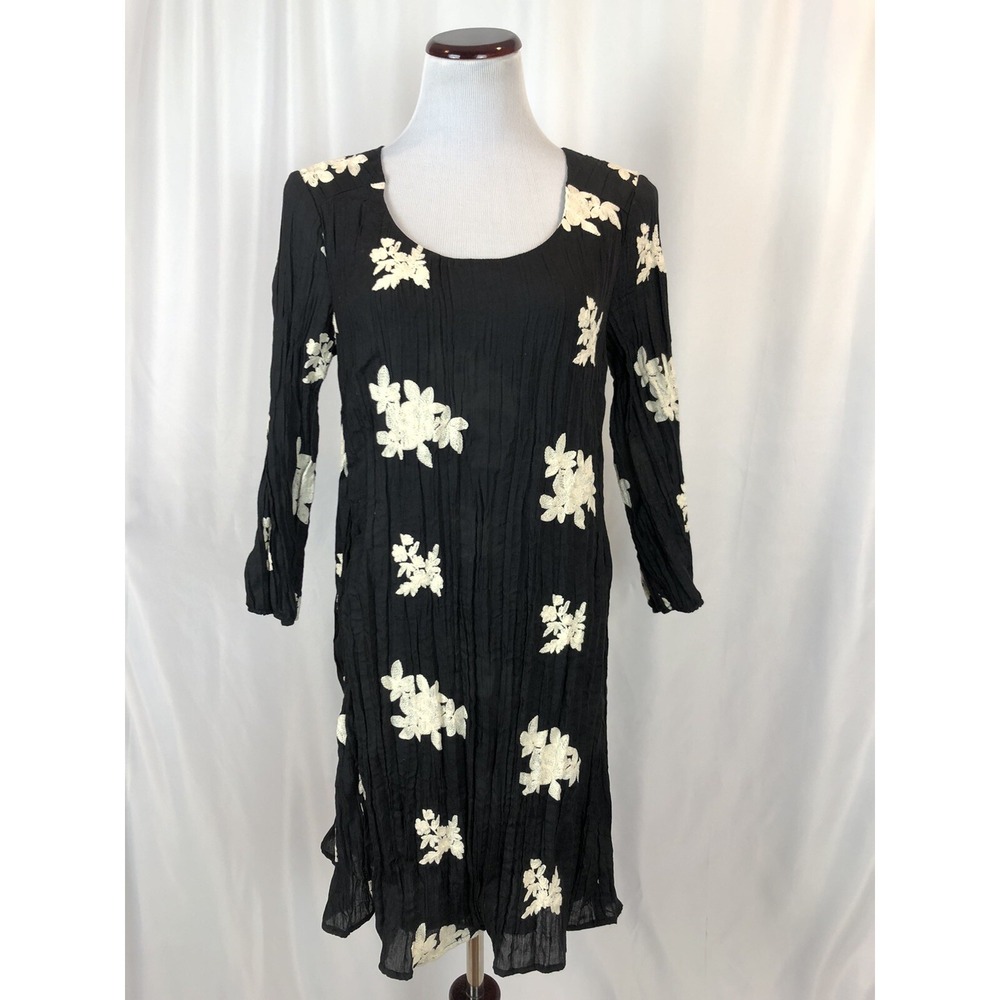 New York & Co Black Embroidered Shift Dress Size Medium Crinkle Fabric NWT